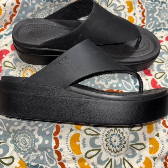 Black Crocs platform flip flops - Picture 3 of 5